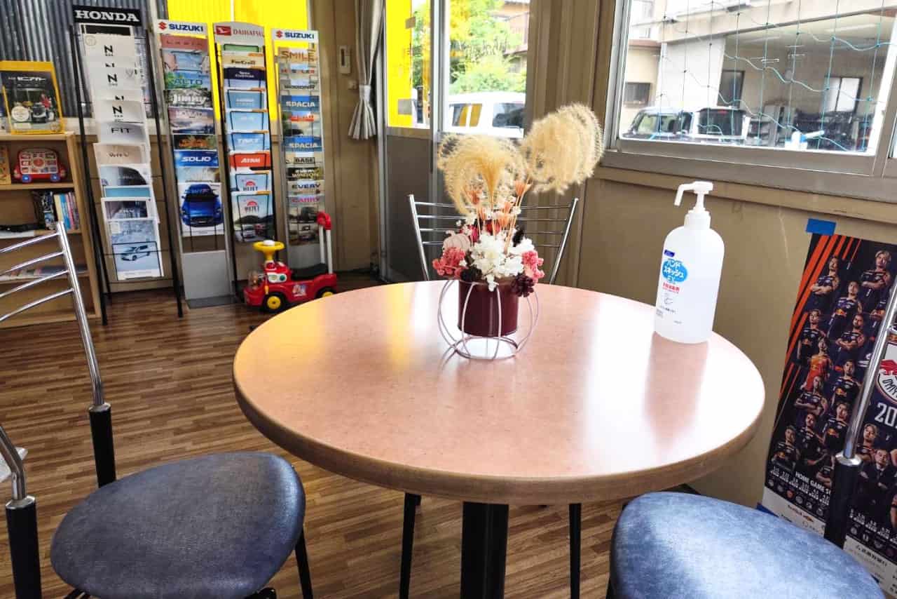 永村自動車工業の店舗内の接客スペース