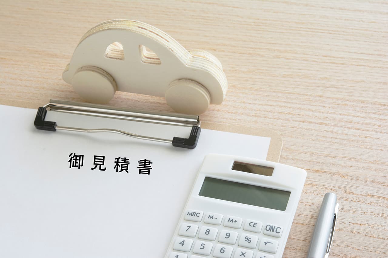 見積書と電卓と木の模型