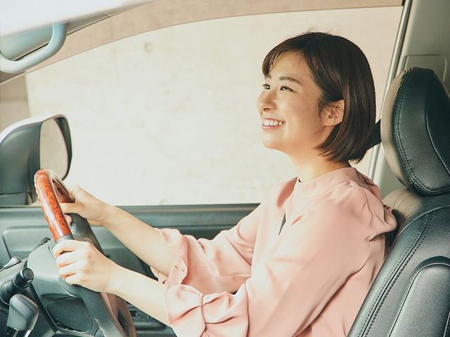 運転する女性
