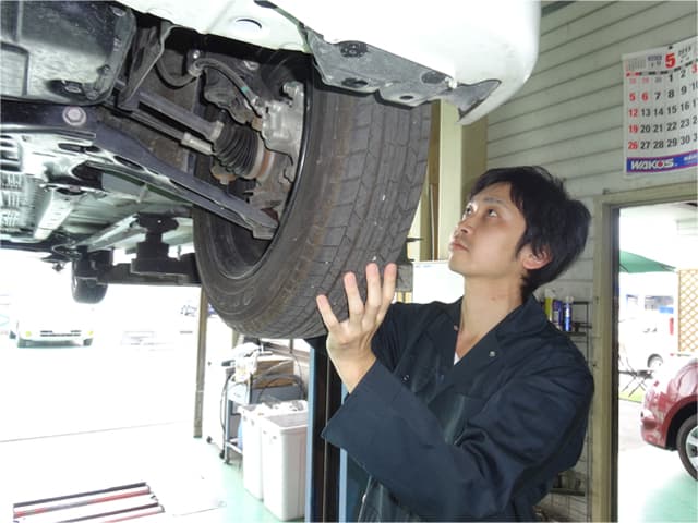 自動車の整備をしているイメージ