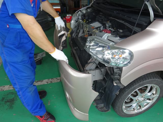 自動車の整備をしているイメージ