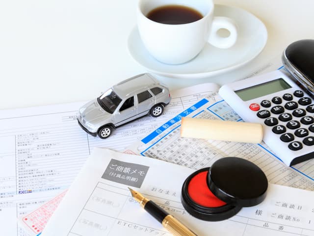 印鑑と車と書類