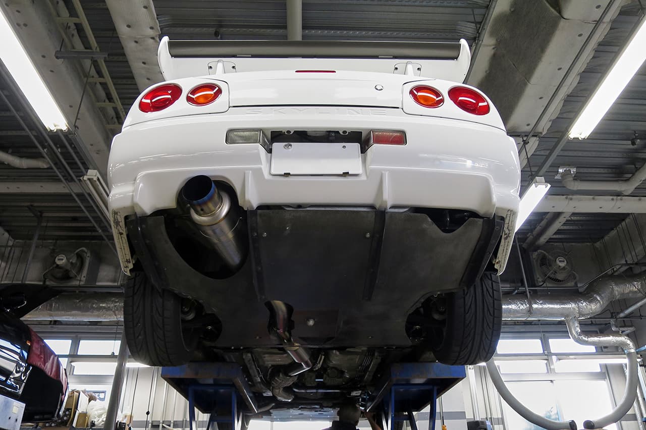 リフトアップされた白い車
